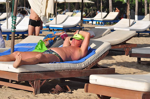 viajero sunbathingon la playa de nha trang - men refreshment male summer fotografías e imágenes de stock