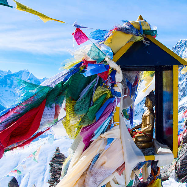 paisaje de montaña con acceso para silla de ruedas de oración gokyo con banderas. nepal - mt everest fotografías e imágenes de stock