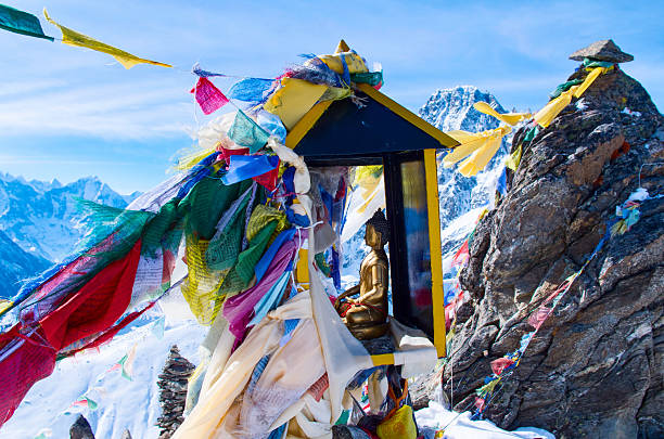 paisaje de montaña con acceso para silla de ruedas de oración gokyo con banderas. nepal - mt everest fotografías e imágenes de stock