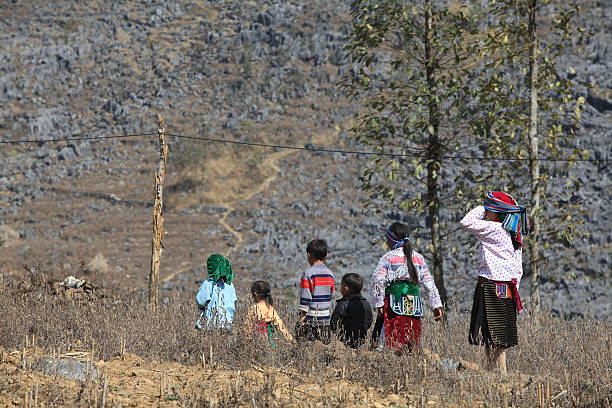 hmong família andar casa através de uma montanha rocky - povo maew imagens e fotografias de stock
