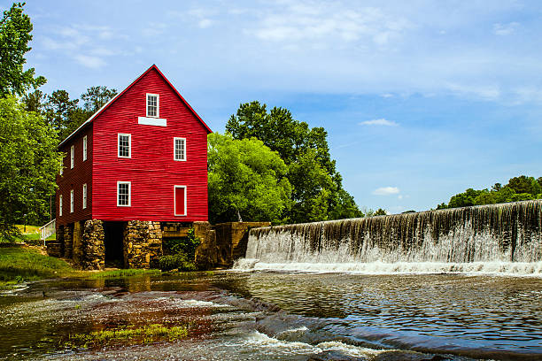 starr s mill, un site historique à proximité d'atlanta - red mill photos et images de collection