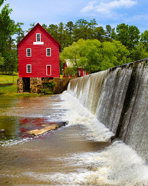 starr s mill, un site historique à proximité d'atlanta - red mill photos et images de collection