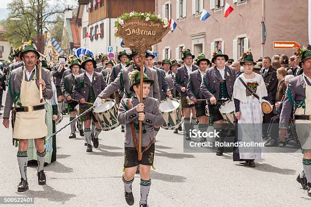 Miesbach Germania 0504 2014 Società Di Montagna Truppe Dal Jachenau - Fotografie stock e altre immagini di Adulto