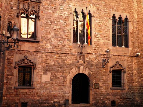 edificio medievale di barcellona - castle catalonia spain majestic foto e immagini stock