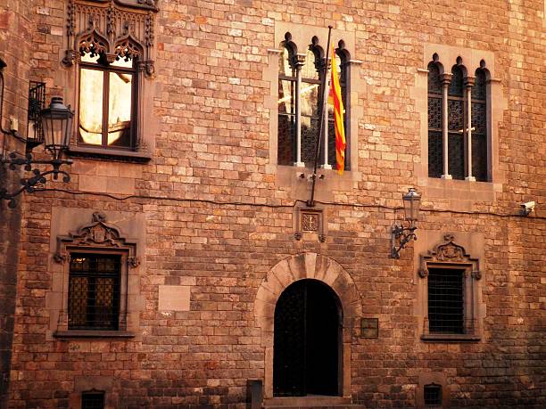 średniowieczny budynek barcelona - castle catalonia spain majestic zdjęcia i obrazy z banku zdjęć