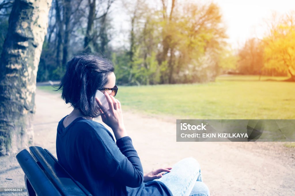 Jeune femme parlant sur le téléphone - Photo de Adulte libre de droits