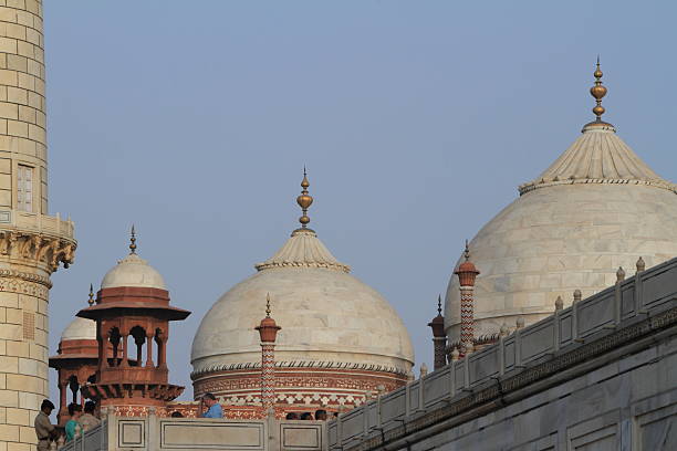 das taj mahal en indien - sehenwürdigkeit fotografías e imágenes de stock