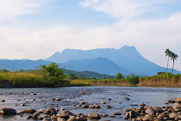 la montaña más alta de asia sudoriental-monte kinabalu - sudoriental fotografías e imágenes de stock