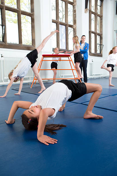 gymnastique à l'école - little girls fun lifestyle handcarves photos et images de collection