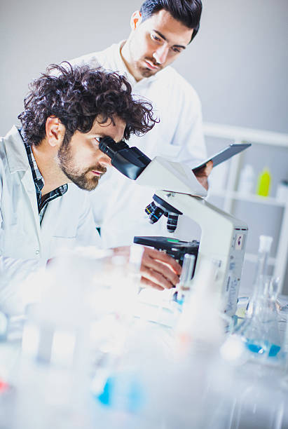 laboratório de ciências - genetic research men chemical protective glove - fotografias e filmes do acervo