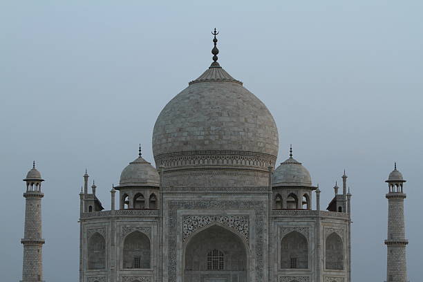 das taj mahal en indien - sehenwürdigkeit fotografías e imágenes de stock