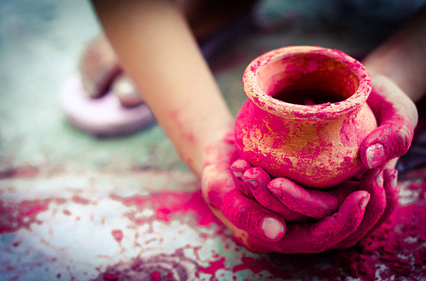 brincando com as cores & panelas de barro - chilhood - fotografias e filmes do acervo