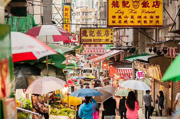 marché de hong kong bien remplie par un jour de pluie - parasol umbrella asian ethnicity asian culture photos et images de collection