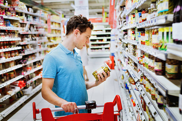 personas en el supermercado elegir alimentos - pasillo objeto fabricado fotografías e imágenes de stock