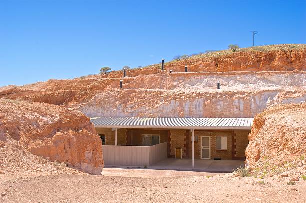 지하 하우스, 쿠버페디, 호주 - town australia desert remote 뉴스 사진 이미지