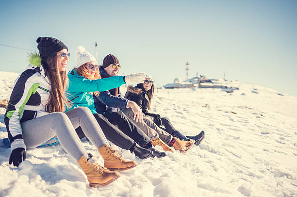 grupo de amigos desfrutar de no topo da montanha - ski skiing european alps resting imagens e fotografias de stock