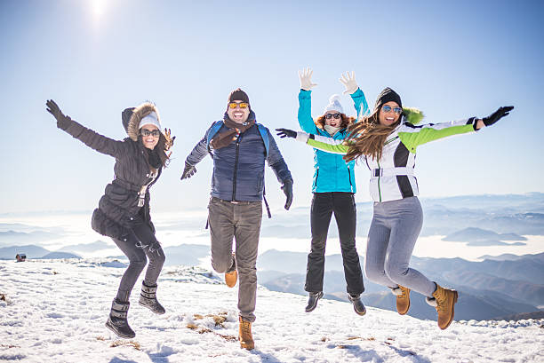 gruppe von freunden genießen sie oben auf die berge - ski skiing european alps resting stock-fotos und bilder