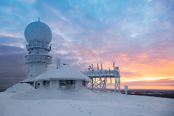 zamrożone pogoda stacji radarowy na szczycie góry - radar station zdjęcia i obrazy z banku zdjęć
