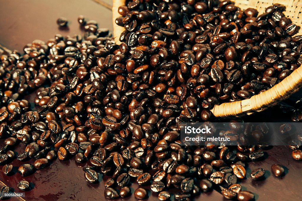 Кофе и кофейных зерен на BlackWood - Стоковые фото Кофе - напиток роялти-фри