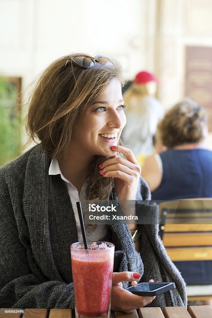 Modne dziewczyny w kawiarni - Zbiór zdjęć royalty-free (20-29 lat)
