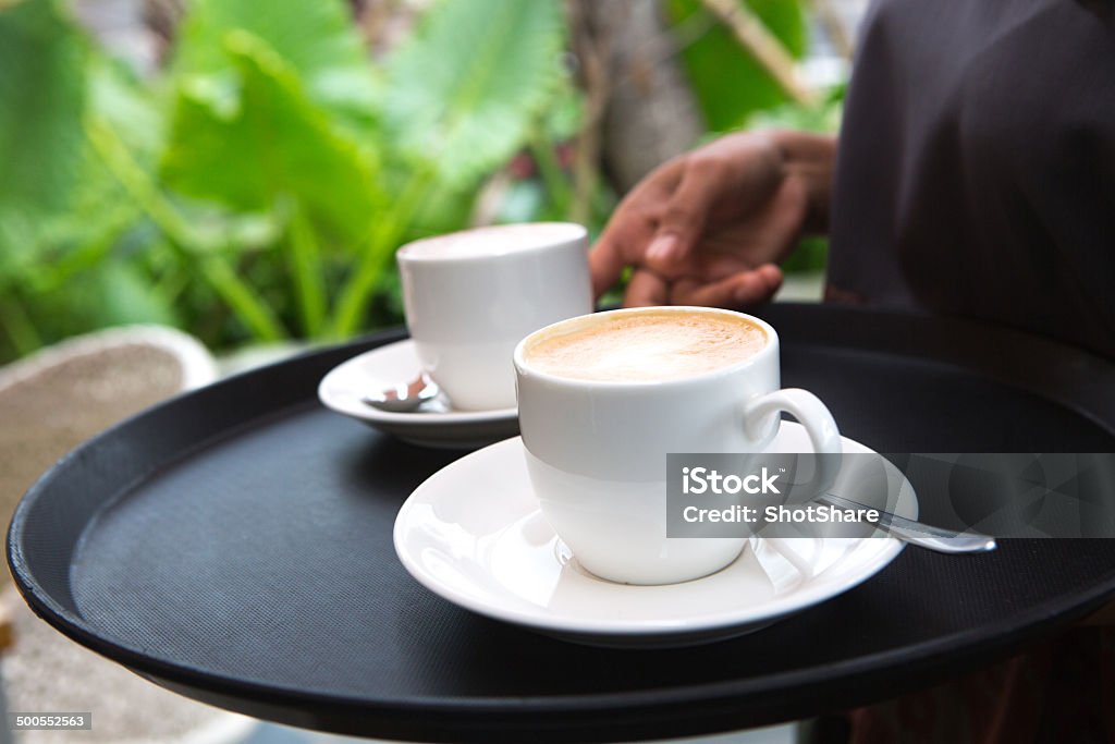 Servire caffè caldo - Foto stock royalty-free di Adulto