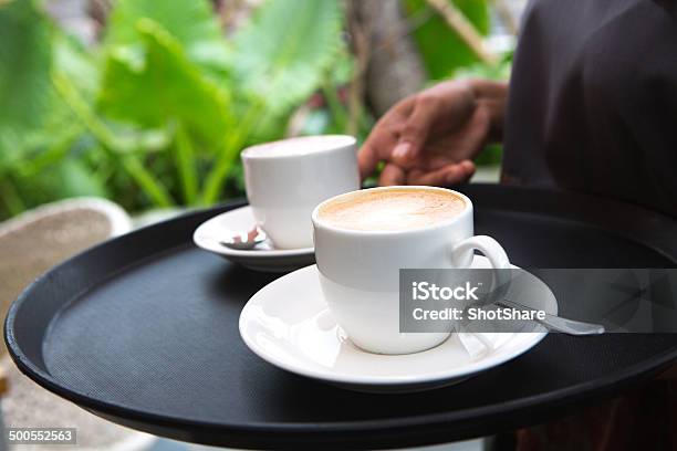 Servire Caffè Caldo - Fotografie stock e altre immagini di Adulto - Adulto, Ambientazione esterna, Argentato