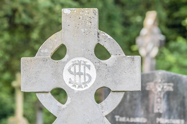 vieux cimetière croix irlandais - celtic cross republic of ireland cross shape cross photos et images de collection