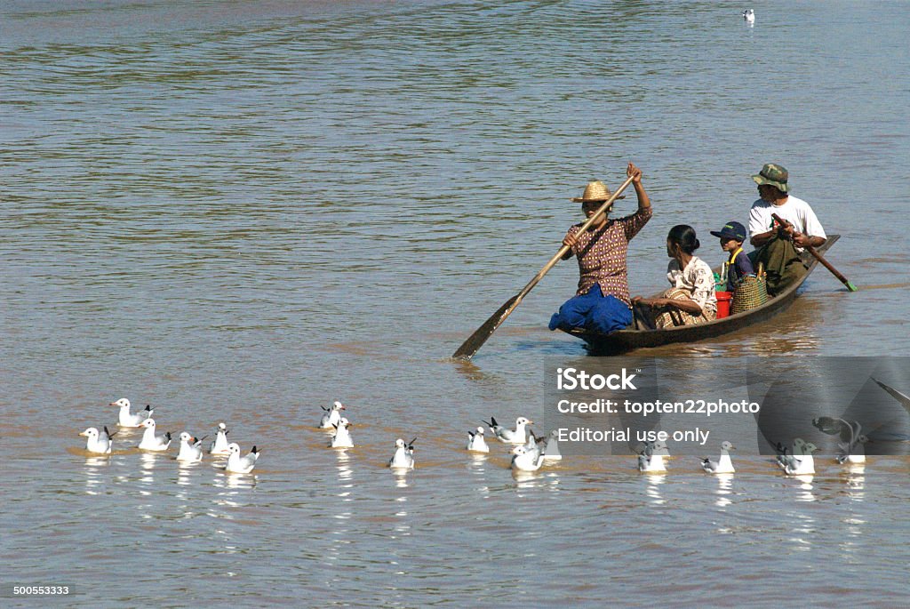 La vie quotidienne dans canal près du Lac Inle, Myanmar. - Photo de Adulte libre de droits