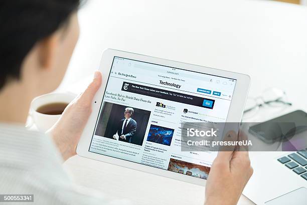 Technologienachrichten Auf Apple Ipad Air Stockfoto und mehr Bilder von The New York Times - The New York Times, Zeitung, iPad