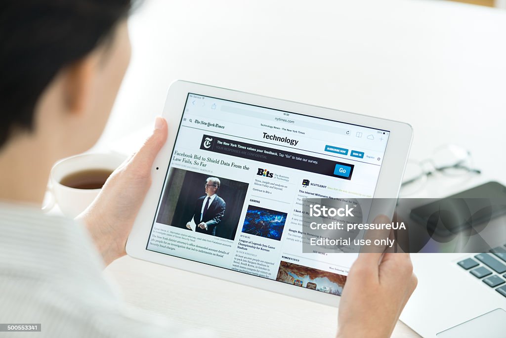 Technology news on Apple iPad Air - Foto de stock de New York Times libre de derechos