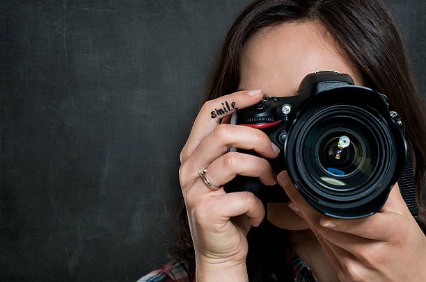 primer plano de mujer con una cámara - single lense reflex fotografías e imágenes de stock