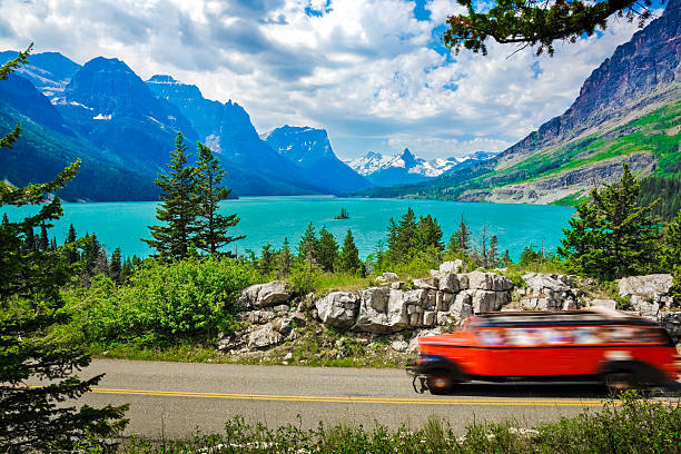 세인트메리 호수, 산, 빙하 국립 공원, 도로 여행, 관광 - us glacier national park montana bus park 뉴스 사진 이미지