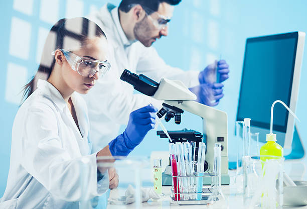 science lab - scientist research test tube lab coat stock-fotos und bilder