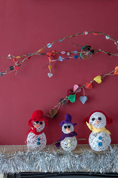 artesanato lareira snowmen decorações de natal - felt wool sphere textile - fotografias e filmes do acervo