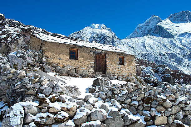 stone cabina en la montaña, nepal himalaya - mt everest fotografías e imágenes de stock