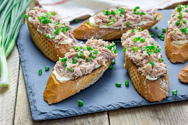 sandwich "mit thunfisch, weiche käse und frühlingszwiebeln - crostini stock-fotos und bilder