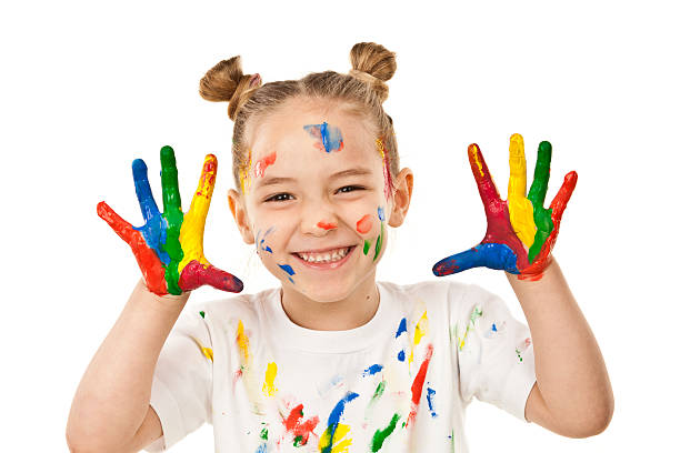 bambina con le mani e il viso coperto con vernice - child multi colored painting art foto e immagini stock