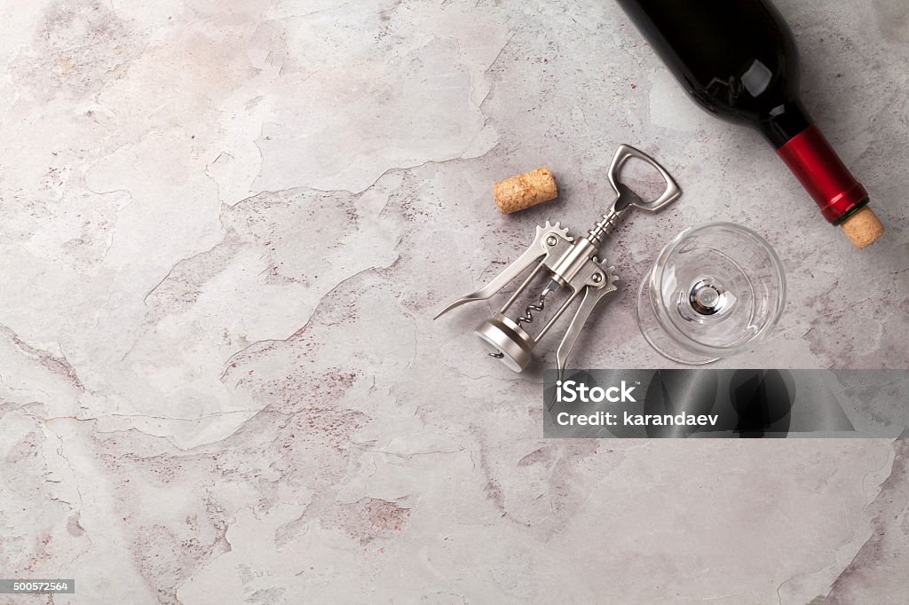 Botella de vino tinto, el vidrio y corkscrew - Foto de stock de Piedra - Material de construcción libre de derechos