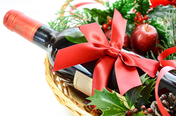 vino rosso, bottiglia per un party - gift apple ribbon fruit foto e immagini stock