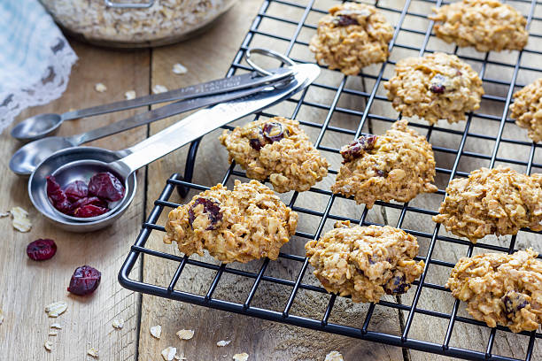 caseras recién horneados galletas de avena con de arándano - protein bar cereal oat cranberry fotografías e imágenes de stock