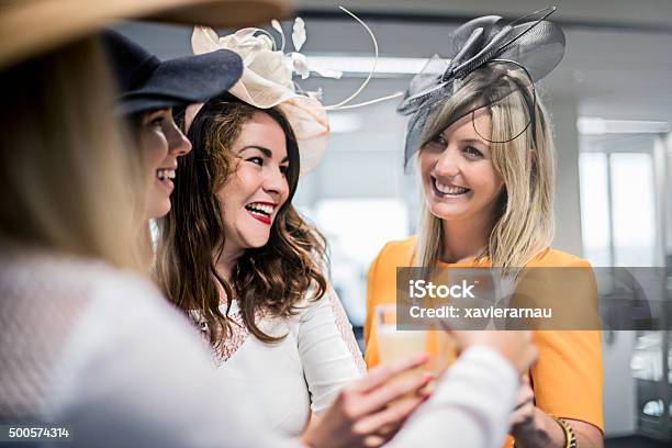 Damen Zu Ehren Des Melbourne Cup Im Office Stockfoto und mehr Bilder von Pferderennen - Pferderennen, Anlasshut, Frauen