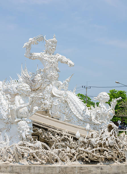 guardian im white-tempel, thailand - rong river khun wat thailand stock-fotos und bilder