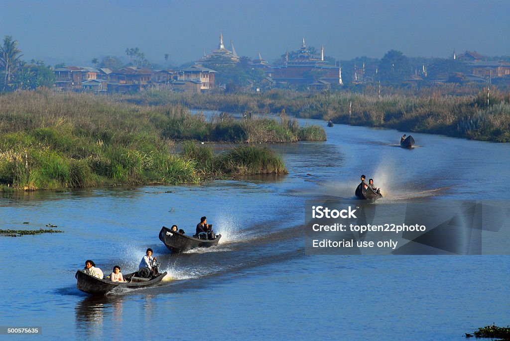 Codzienne życie w kanał w pobliżu Inle lake, Myanmar. - Zbiór zdjęć royalty-free (Azja)