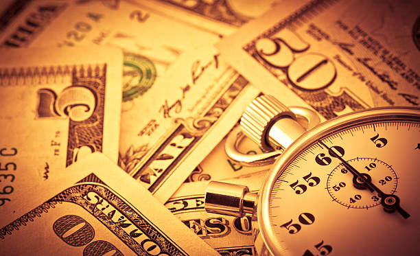스탑워치 및 달러 - finance photography us currency stopwatch 뉴스 사진 이미지