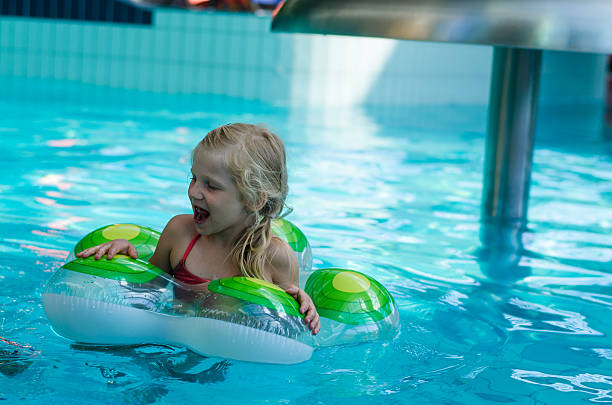 menina na piscina - swimming tube inflatable circle imagens e fotografias de stock