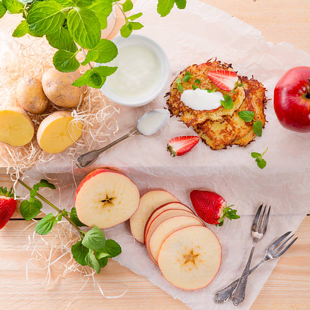 frittelle di patate con apfel e fragole - hash brown european cuisine german cuisine latke foto e immagini stock