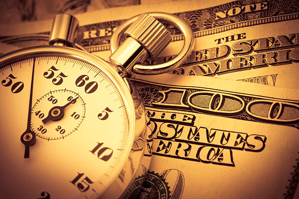 스탑워치 및 달러 - finance photography us currency stopwatch 뉴스 사진 이미지