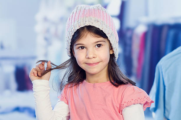 retrato de uma rapariga - little girls fun lifestyle handcarves imagens e fotografias de stock