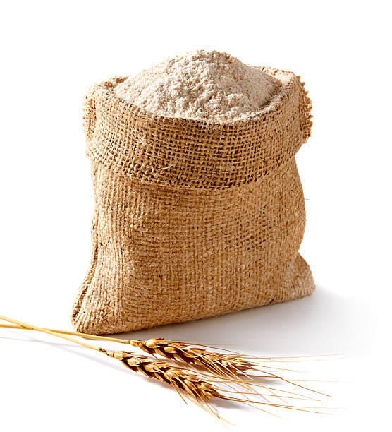 conjunto de harina de trigo en la bolsa con orejas - trigo integral fotografías e imágenes de stock