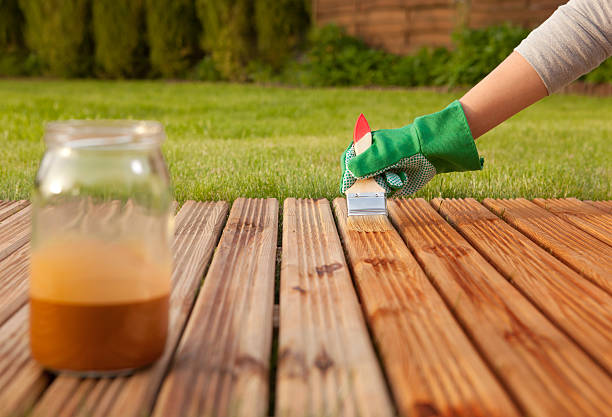 patio de la terraza de madera de pintura - wood deck wood stain paint fotografías e imágenes de stock